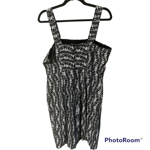 An awesome summer dress in black and white Made by Ricki’s and a size 14 - Picture 4 of 7